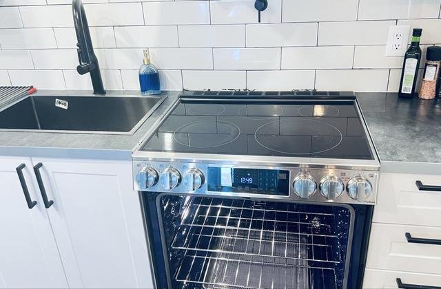 Cuisinière et comptoirs après nettoyage