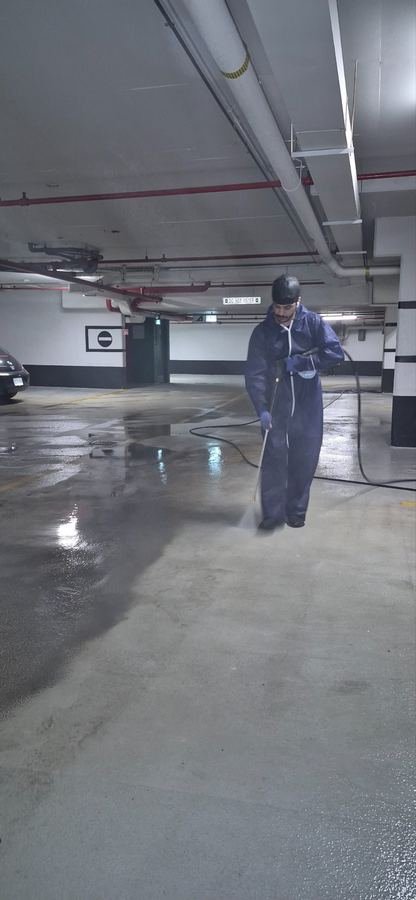 Technicien QNett nettoyant un stationnement souterrain à Ottawa