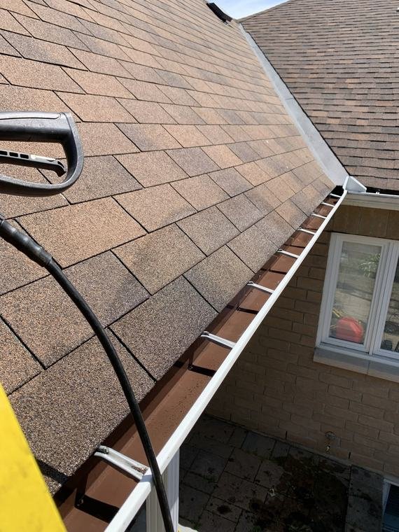 Nettoyage de gouttières réalisé par QNett Services - Gouttières résidentielles à Gatineau