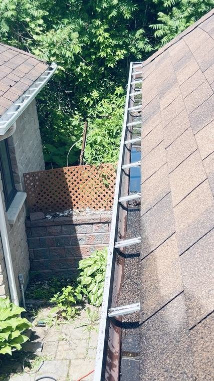 Nettoyage de gouttières réalisé par QNett Services - Gouttières résidentielles à Gatineau