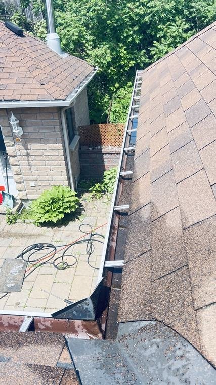Nettoyage de gouttières réalisé par QNett Services - Gouttières résidentielles à Gatineau